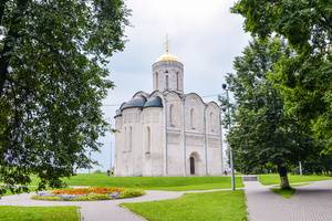 Дмитриевский собор и парк «Липки»