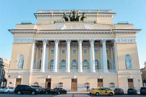 Александринский театр на площади Островского