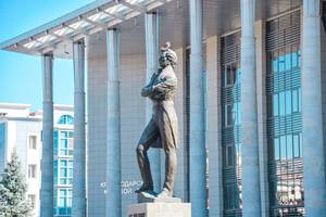 Памятник А. С. Пушкина и областная библиотека